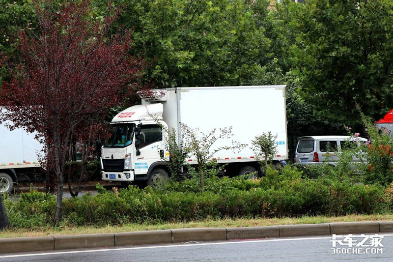 4米2蓝牌冷藏车无营运证上路 罚2万扣车3个月，警示与思考